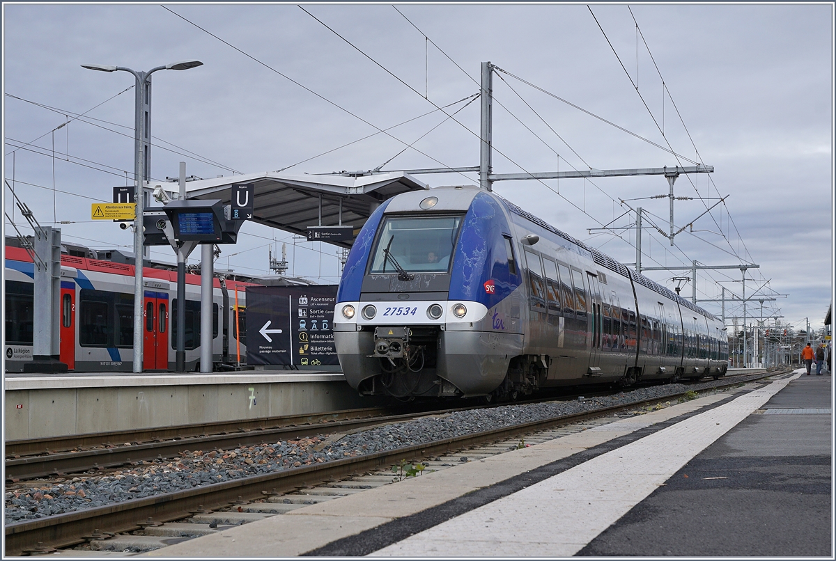 Trotzt SNCF Streik und damit einem sehr eingeschränkten Angebot verkehrte dieser Z 27534 als Leermaterialzug und ist hier beim Wenden in Annemasse zu sehnen.

15. Dez. 2019