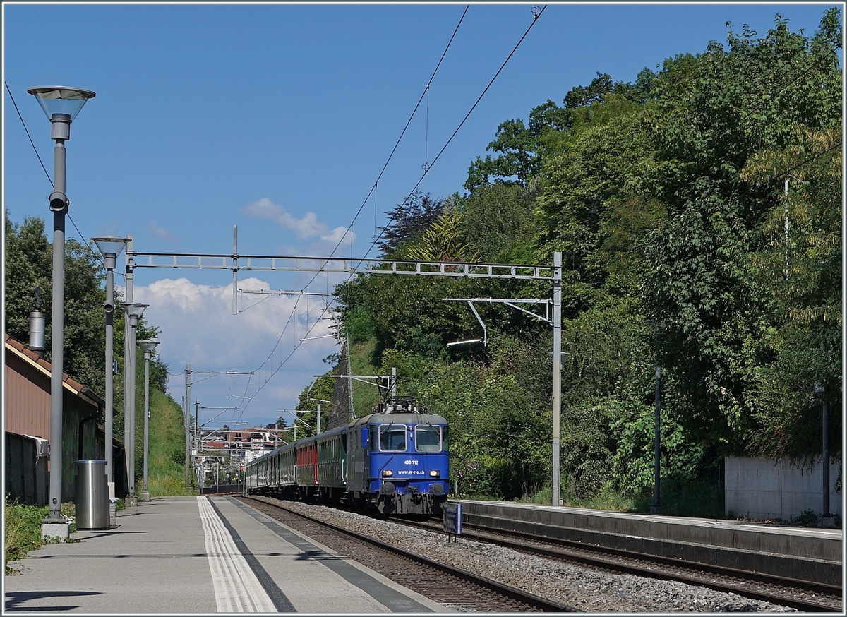 Überraschend, und deshalb ungeschickt gestanden fuhr die RWS Re 430 112 mit einem Reiseextrazug durch Burier.

30. Juli 2022
