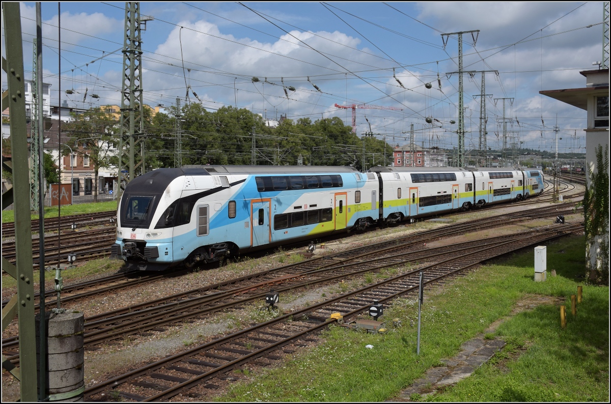 Überraschung in Singen. Es wird offensichtlich Ernst mit den Westbahn-Kiss auf der Gäubahn. 93 85 4110 012-0 CH-DB fährt von Schaffhausen nach Singen ein. August 2020.