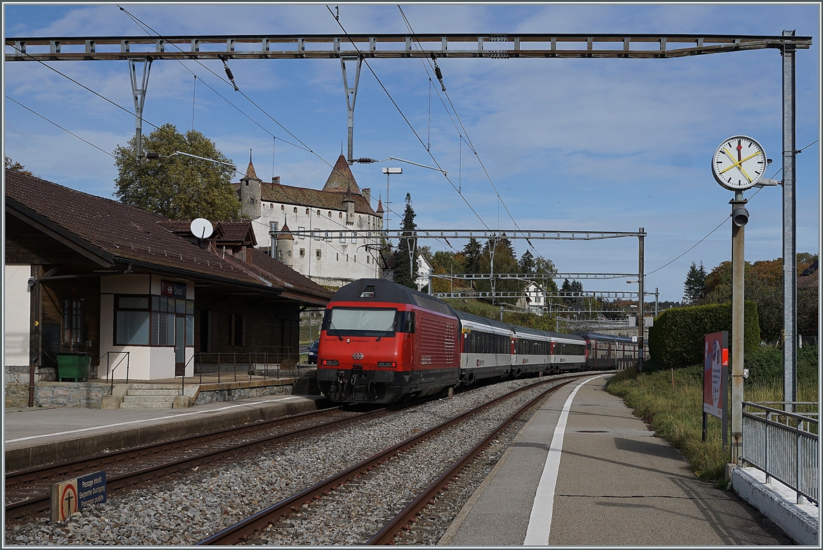 Um die recht steilen Zufahrtsgeleise zum Bahnhof von Zürich HB auf der  Durchmesserlinie  bewältigen zu können, muss bei Module jeweils ein Re 460 beigefügt werden, die dann quer durch die Schweiz mitläuft und hier am Schluss eines IC1 bei der Durchfahrt in Oron zu sehen. 

22. Okt. 2020