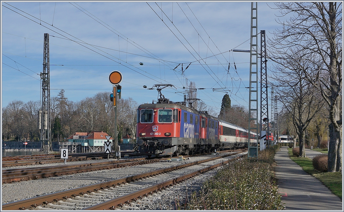 Umlaufbedingt befördern gleich zwei SBB Re 421 den EC 191 von Zürich nach Lindau. Das Bild entstand auf dem Seedamm von Lindau.

17. März 2019