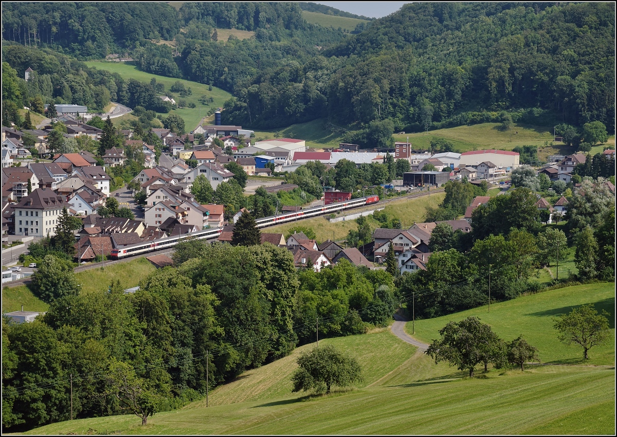 Umleiterverkehr auf dem L�ufelfingerli. Ein IC hat in L�ufelfingen gerade den Hauensteintunnel verlassen. Juli 2018.