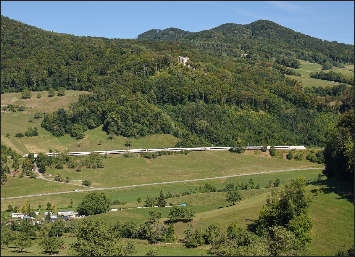 Umleiterverkehr auf dem L�ufelfingerli. Ein ICE 1 in ganzer L�nge vor der Homburg und dem Wisenberg. Ob allerdings je ein ICE 1 lang genug lebt um eines Tages durch den Wisenberg zu fahren, das steht in den Sternen. Katzbach, August 2018.