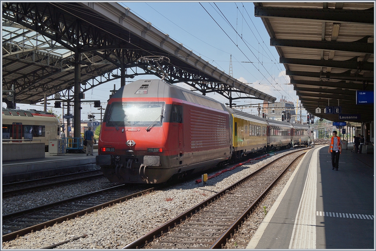 Und weiter geht die (Mess)-Fahrt: die SBB Re 460 057-3 verlässt mit dem Funkmesswagen MEWA 2012, X 60 85 99-90 108-9 CH-SBBI und weitern EW IV bzw. Bt Lausanne in Richtung Renens VD.

24. Juni 2020