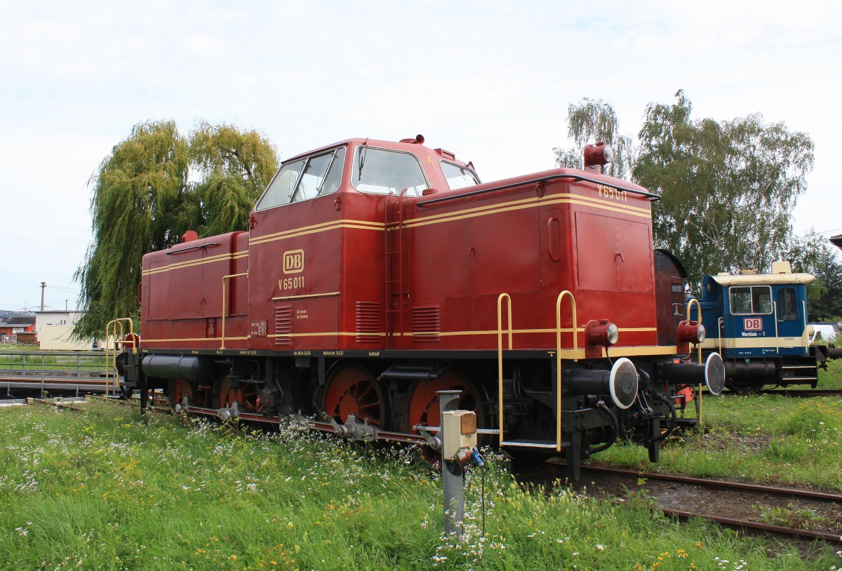 V 65 011 ebenfalls in der alten DB-Variante.