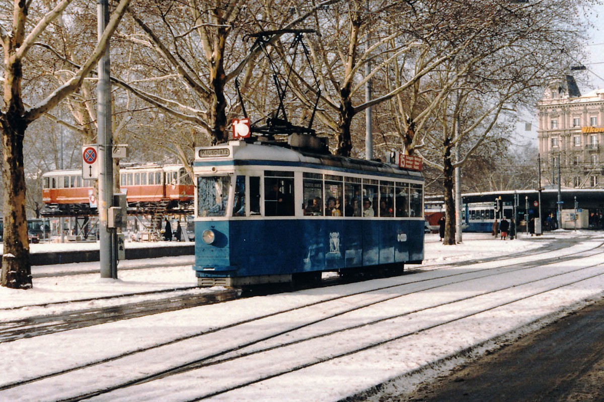 VBZ: Be 4/4 1501-1518 (1941-1943) der Linie 15 auf der Fahrt zum Klusplatz im Dezember 1985. W�hrend der �ra der Be 4/4 waren auf dieser Linie ausschliesslich Solo-Triebwagen unterwegs. Im Hintergrund links im Bilde ersichtlich ist der OJB Bre 4/4 1 (1907, ehemals LJB) auf Stelzen. Wegen einem kulturellen Anlass war er einige Tage zu Besuch in Z�rich. 
Foto: Walter Ruetsch