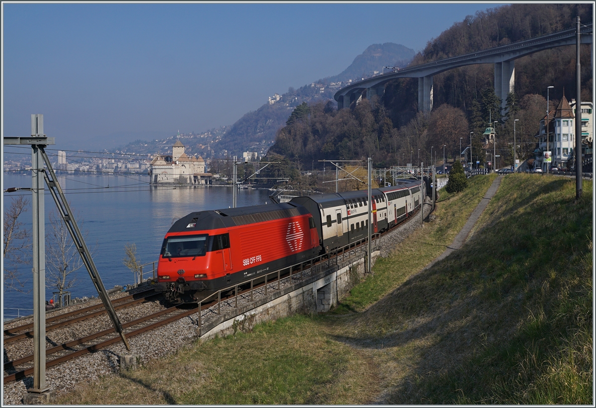 Vermehrt werden seit dem Fahrplanwechsel 2021/22 Leitungen der IR 90 nun mit Doppelstockzügen abgedeckt und ein solcher ist mit einer SBB Re 460 beim Château de Chillon auf dem Weg nach Brig. 

8. März 2022