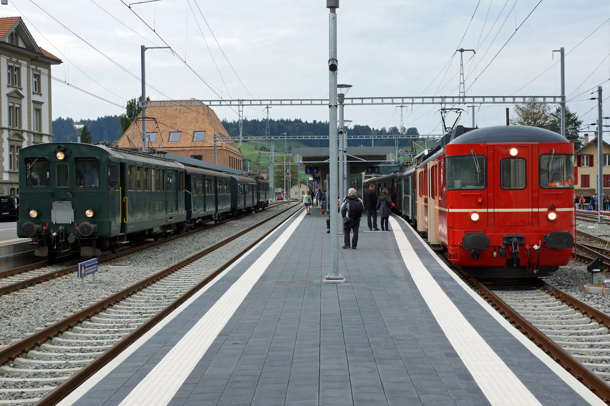 VHE/ Verein Historische Eisenbahn Emmental:
Anlässlich der Huttwiler Dampftage 2016 fand am 1. Oktober ein interessantes Triebwagentreffen statt.
Nur für einen sehr kurzen Moment fotografierbar war in Huttwil dank einem Rangiermanöver ein historischer 4-Wagenzug mit den BDe 2/4 240 und dem BDe 3/4 43 an beiden Einden neben dem ZMB BDe 4/4 92, ehemals SZU.  
Foto: Walter Ruetsch