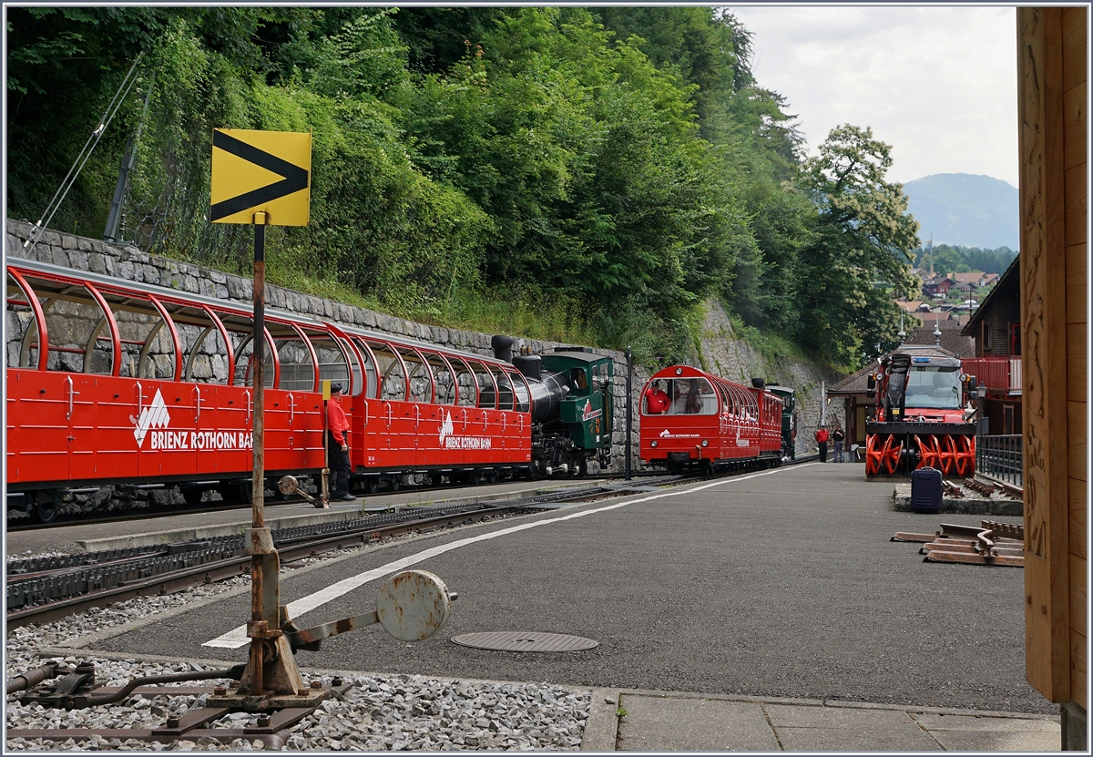 Viel Betrieb in Brienz: Während ein bergwärts fahrender Zug bereits abgefahren ist, wartet ein weitert auf die baldige Abfahrt, links im Bild der vom Rothorn in Brienz eingetroffene Zug.
8. Juli 2016