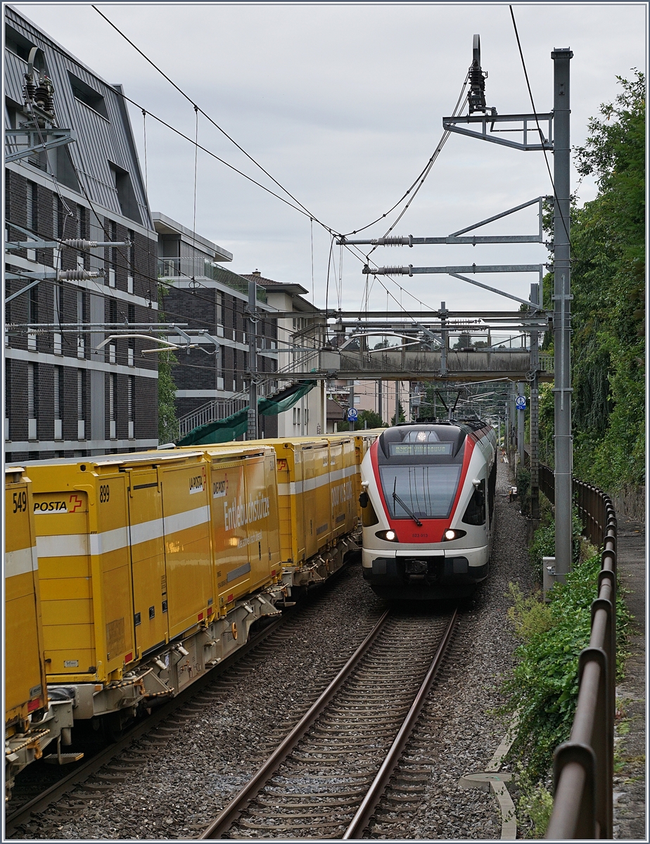 Viel Betrieb: Während der Postzug in Richtung Lausanne fährt, erreicht der SBB RABe 523 013 als S3 auf dem weg nach Villeneuve Montreux.

15. Mai 2020