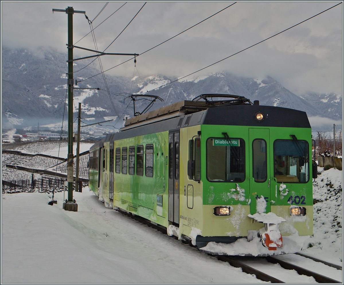 Vom Winter gezeichtgen fährt der ASD BDe 4/4 402 oberhalb von Aigel bergwärts.
2. Feb. 2015