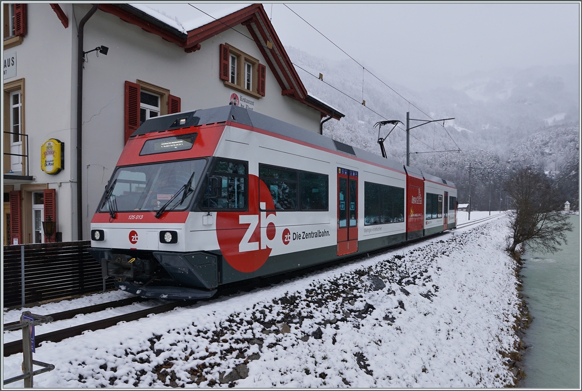 Von der Aareschucht kommend erreicht Zentralbahn Be 125 013 garstigem Wetter die Haltestelle Aareschucht West.

16. März 2021