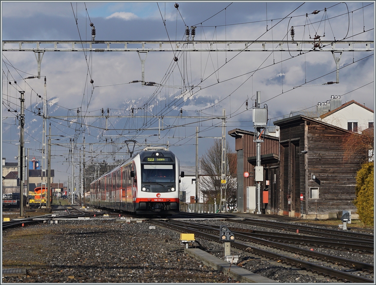 Von Interlaken kommend erreicht der halbe  Adler  150 101-1 und der  Fink  160 002-8 der Zentralbahn als IR 2919 nach Luzern den Bahnhof von Meiringen.

17. Februar 2021