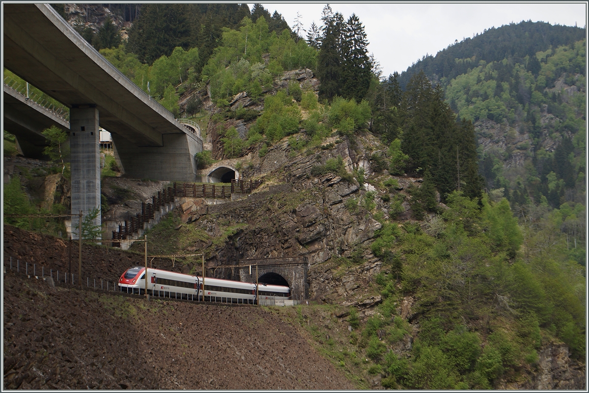 Von Rodi-Fiesso durch die Dazio Grande nach Faido: Ein ICN verlässt den Mte Piottonde Tunnel um über einen aufgeschütteten Damm weiter Richtung Süden zu fahren.
6. Mai 2014