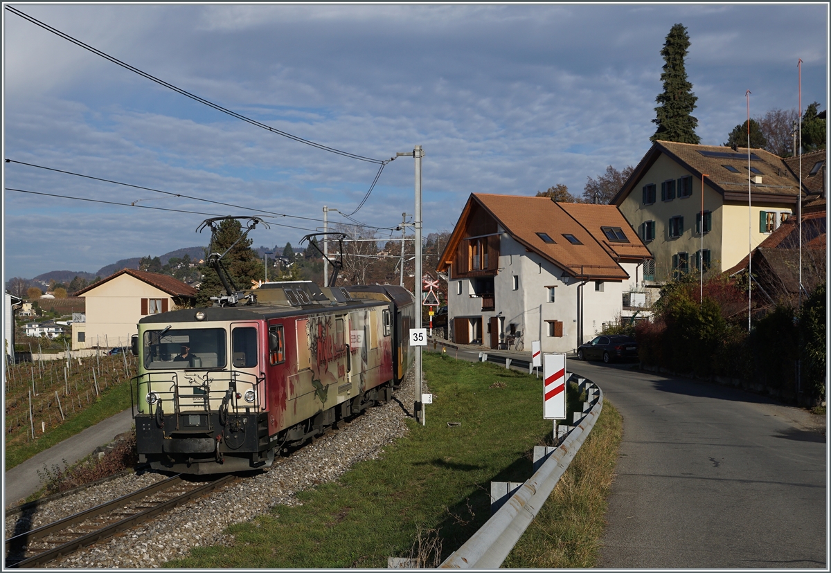 Von der SLM/BBC 1983 gebaut und an die GFM geliefert, übermahm die MOB von der TPF 2008 die GDe 4/4 102  Neirivue  (mit der Schwesterlok GDe 4/4 101) und setzt sie seitdem als GDe 474 6006 ein. Das Bild zeigt die MOB GDe 4/4 6006  Aigle les Murailles , die mit dem MOB Panoramic Express 2111 von Zweimmen nach Montreux bei Planchamp unterwegs ist. 23. Nov. 2020