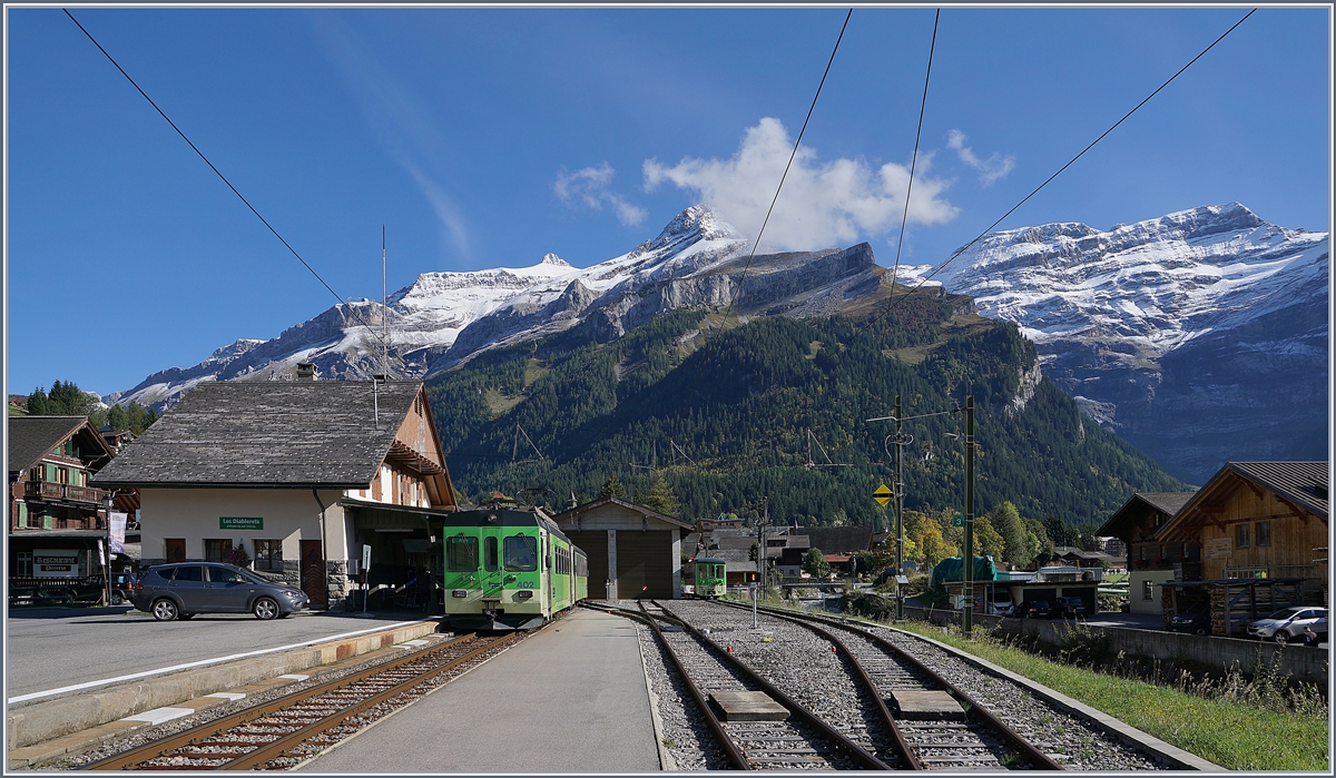 Vor der Kulisse der Waadtländer-Alpen wartet der ASD BDe 4/4 mit seinem Bt in Les Diablerets auf die Abfahrt nach Aigle.

3. Okt 2019