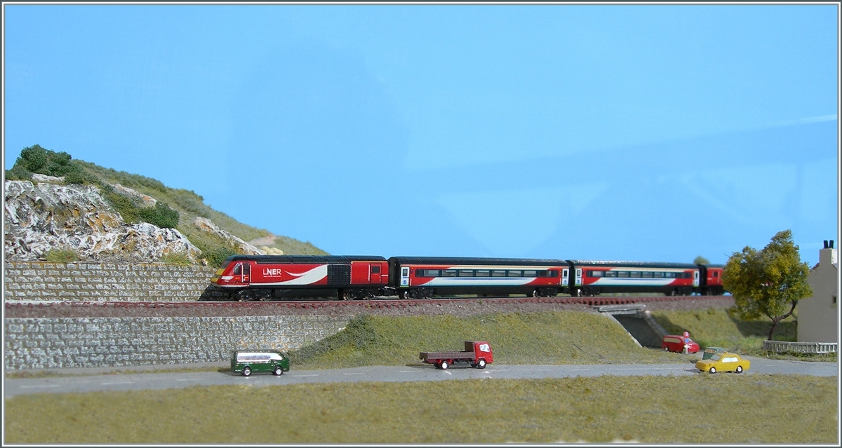 Vor einer Woche in Schottland abgefahren, gestern angekommen und heute schon auf Probefahrt: Der T Gauge LNER HST 125 Class 43 43311 (links) und 43310 (links) mit zwei Zwischenwagen in Saddleford in Microbritannien. Das T Gauge Modell wurde von der LNER lizenziert. Und einmal mehr zeigt sich, wie schwierig es ist, in dieser kleinen Nenngrösse (Makrobereich) einigermassen scharfe Bilder hinzubekommen.

14. Februar 2021