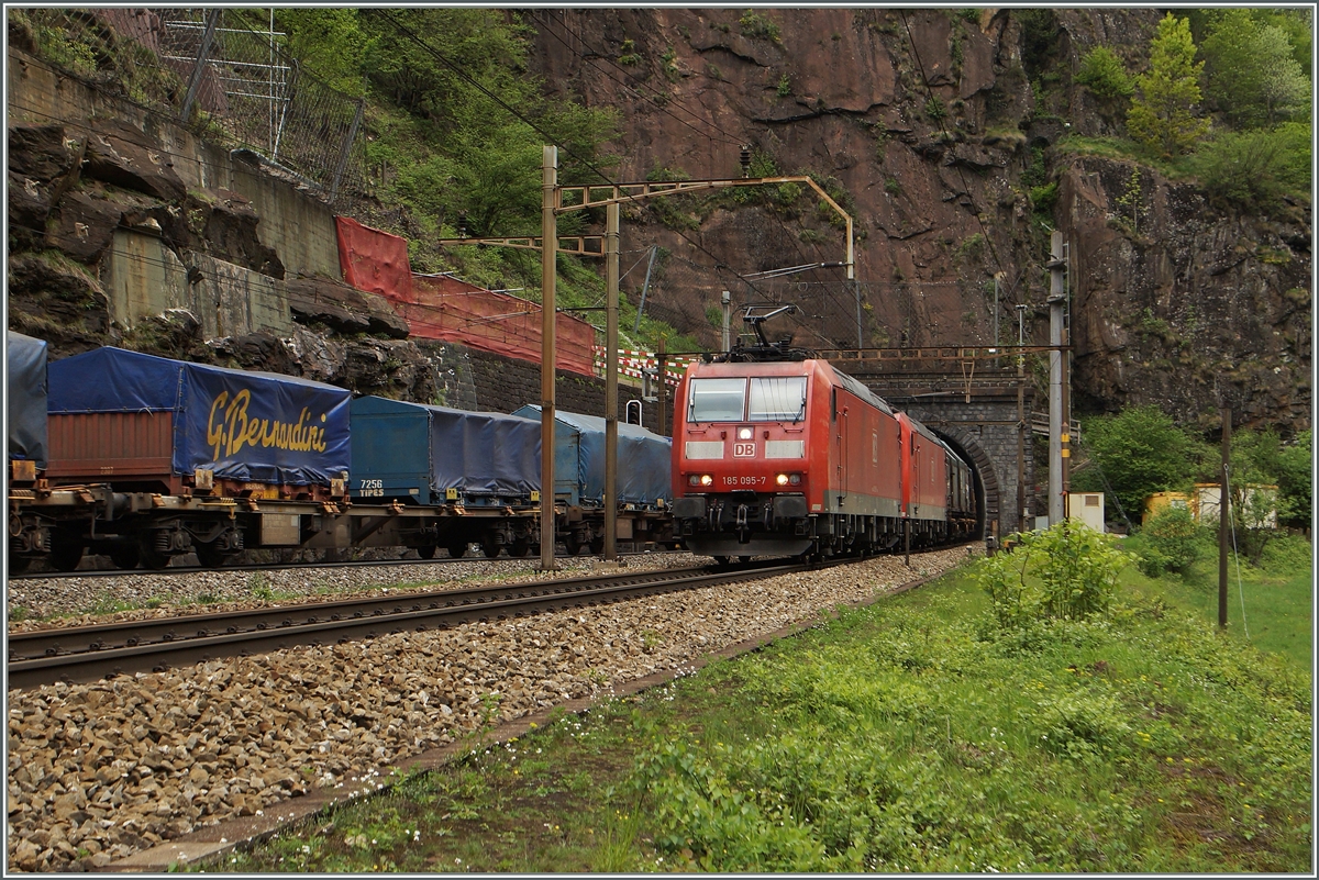 Während ein Güterzug auf der Fahrt nach Norden in den 1560 Medter langen Prato-Kehrtunnel fährt, verlassen zwei DB 6185 diesen.
6. Mai 2014
