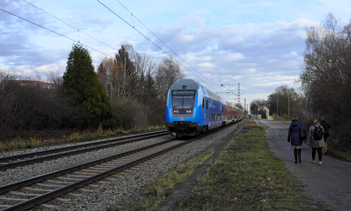 Während einige Menschen von der Arbeit kamen, wurde ein Nachschuß auf den Bahnland Bayern-Doppelstock-Steuerwagen auf seinem Weg von München Hbf nach Mühldorf wurde am 24.11.17 in Poing angefertigt.