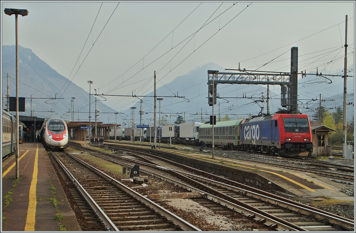 Während die RoLa von Freiburg nach Novara schon ausfährt und somit für eine paar Minuten den südlichen Bahnhofskopf blockiert, muss der ETR 610 sich auf die Abfahrt nach Milano gedulden. 
11. April 2015