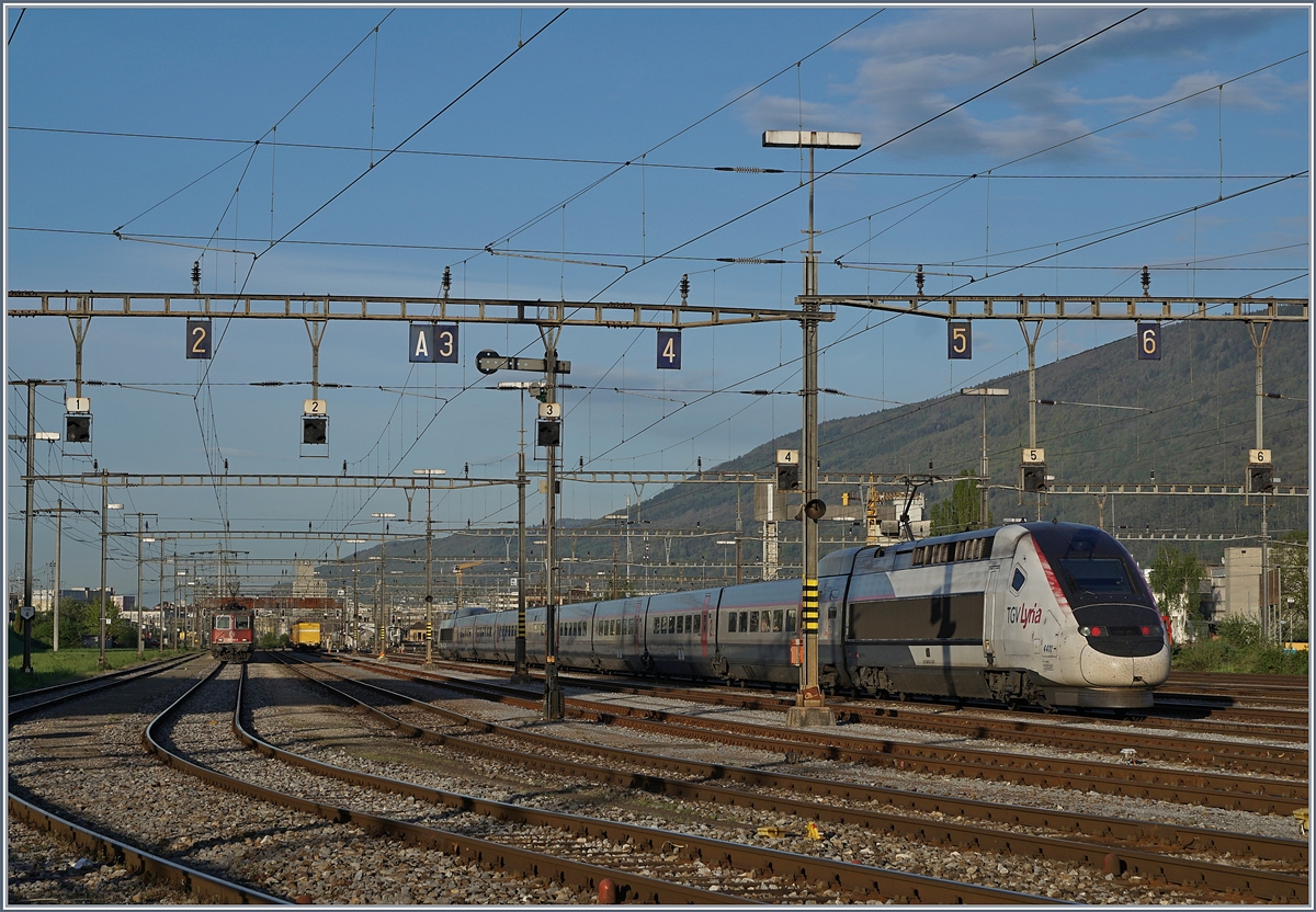 Während die SBB Re 4/4 III 11350 (Re 430 350-9 ) mit ihrem Postzug  Freie Fahrt  hat, wartet der Lyria TGV 4411 im Rangierbahnhof von Biel auf die Abfahrt nach Bern, von wo aus er dann nach Paris Gare de Lyon fahren wird. 

24. April 2019