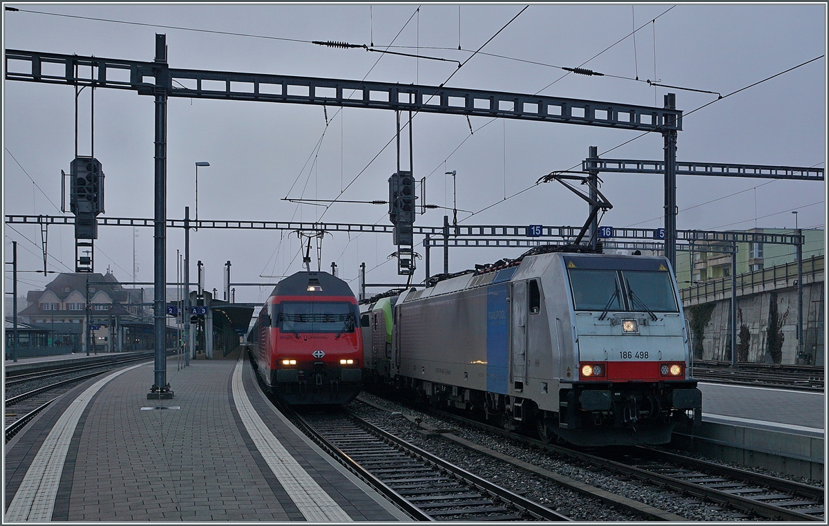 Während die SBB Re 460 mit ihrem IC6 1060 von Brig nach Basel SBB den Bahnhof Spiez verlässt, müssen die 186 498-2 (UIC 91 80 6186 498-2D-Rpool) und die BLS 475 417-2 (UIC 91 85 4475 417-2 CH BLSC) mit ihrem Güterzug noch ein wenig auf die Weiterfahrt warten. 

17. Feb. 2021
