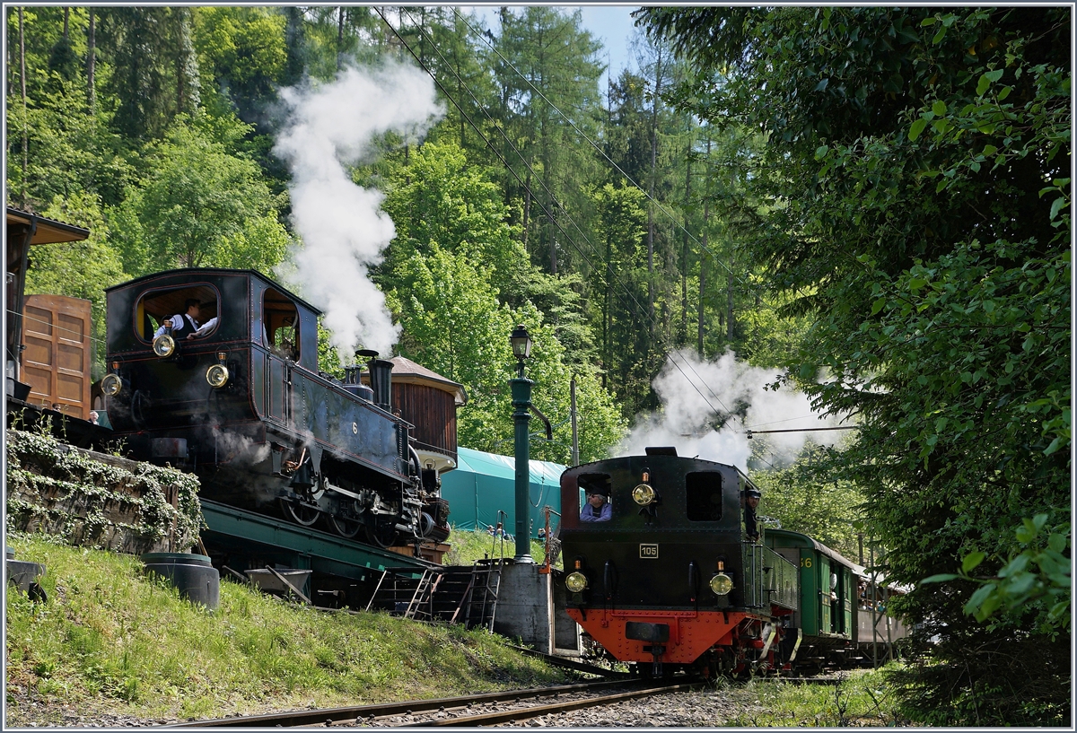 Während die SEG G 2x 2/2 105 der Blonay-Chamby Bahn mit ihrem Zug in Richtung Blonay rollte, wird die G 3/3 N° 6 in Chaulin mit Kohle und Wasser versorgt. 

15. Mai 2016