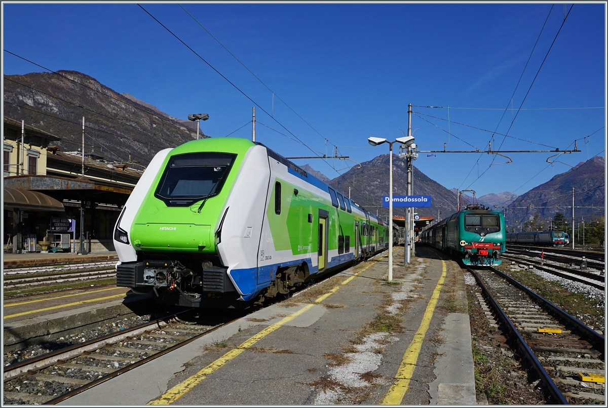 Während die Trennord E 464 122 mit ihrem Doppelstockwagenzug in wenigen Minuten nach Milano Porta Garibaldi (mit Halt auf den meisten Stationen) fahren wird, wird der Trenord ETR 421 034 (UIC 94 83 4421 034-2 I-TN) in gut einer Stunde nach Milano Centrale fahren und nur die grösseren Stationen bedienen. 

28. Oktober 2021