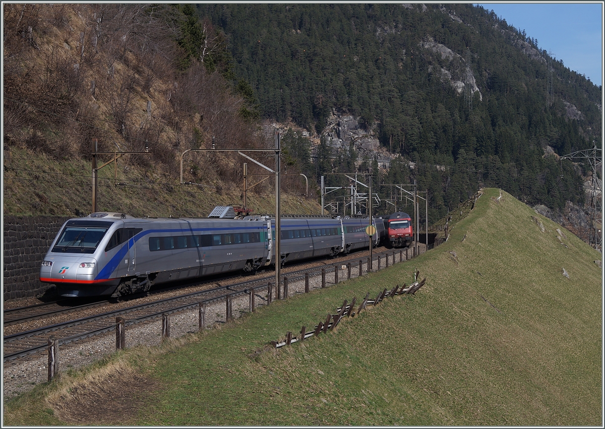 Währende die FS ETR 470 nordwärts fahrt, kommt im Hintergrund schon eine Re 460 mit dem IR nach Locarno zum Vorschein. 
Das Bild entstand bei Ob. Entschigtal Galerie beim Km 66 auf der Gotthard Nord Rampe.
21. März 2014. 