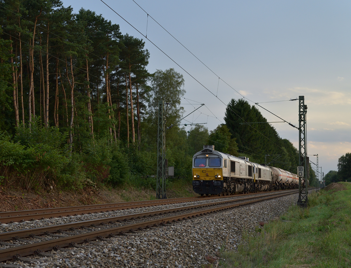 Wenig Mühe hatte am Abend des 18.07.17 bei KM 18.0 die 077 018-5 mit einem 8-wagigen Güterzug und 077 036-7 im Schlepp. Die Fuhre nach Mühldorf wurde am Ortsrand von Poing fotografiert.