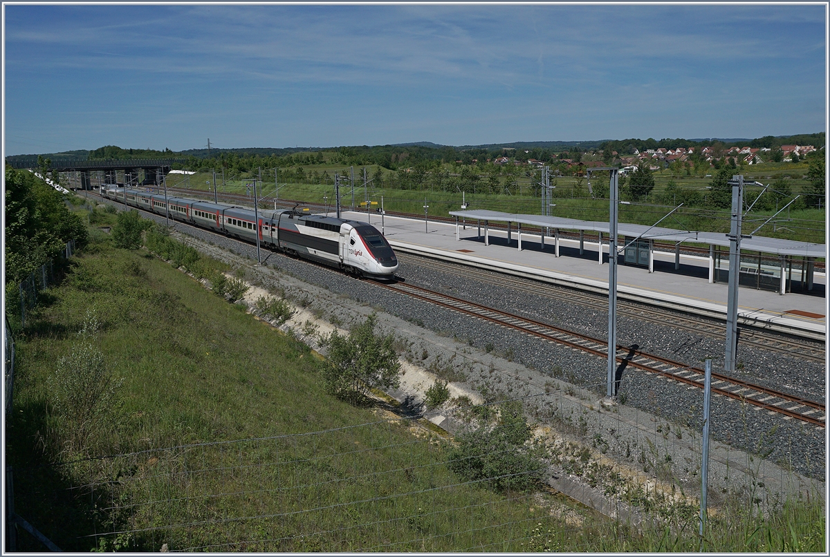 Wenn das Bild gefällt, freue ich mich, auch wenn das Bild nicht zeigt, nicht zeigen kann, was ich fotografieren wollte: Die rasend schnelle Durchfahrt des TGV Lyria 9210 von Zürich nach Paris Gare de Lyon; ist doch Fotografie das Festhalten eines Momentes und nicht der Bewegung. Der einzige sichtbare Unterschied ist die Gleisbenutzung: Der Triebzug 4401 fährt über das Bahnsteiglose Gleis des TGV Bahnhofs Belfort Montbéliard. 

1. Juni 2019 