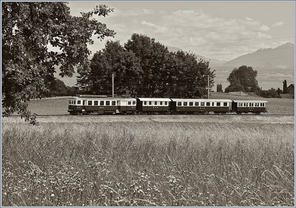 Wie  früher : Der BAM BCFe 4/4 N° 2 mit einem historischen Reisezug kurz vor Vufflens le Château. 
7. Juni 2017