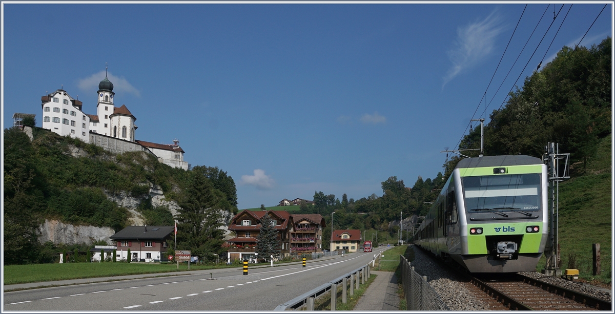 Wie Peter schon feststellte ist die hoch oben thronende Wallfahrtskirche von Werthenstein kaum zufriedenstellende mit der Bahn auf ein Bild zu bekommen...

Ein BLS RABe 525 auf der Fahrt in Richtung Wolhusen bei Wertenstein. 

21. Sept. 2020