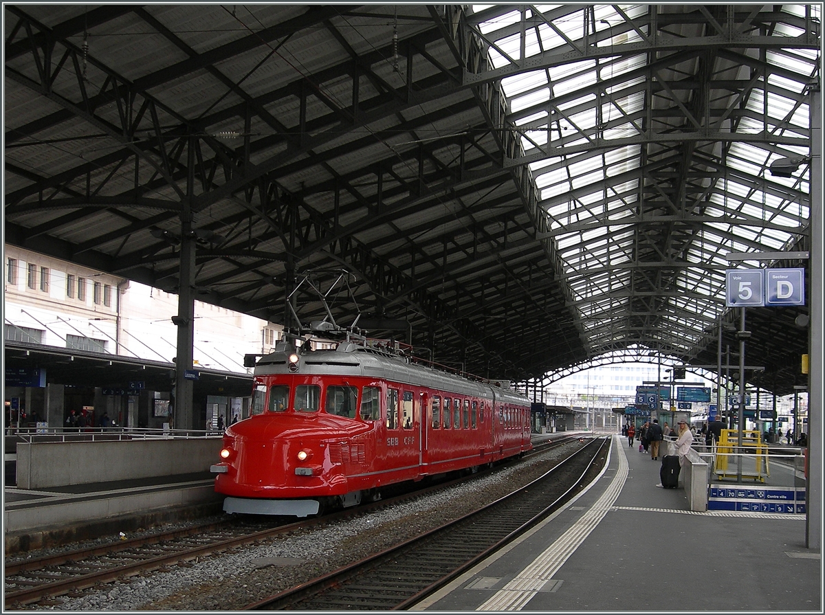 Wiedereinmal kam der Rote Peil, der  Churchill Pfeil , RAe 4/8 1021 nach Lausanne und zeigt sich hier unter der grossen Halle auf Gleis vier. 

12. Mai 2016