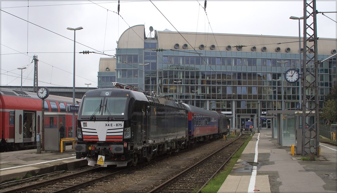 X 4 E-875 mit einem Gesellschaftswagen und ER 20-005 am 12.09.14 in München Hbf. Der Vectron fuhr später mit dem Wagen als DPF 24580  Mitsui IR Express  von München nach Frankfurt Hbf.