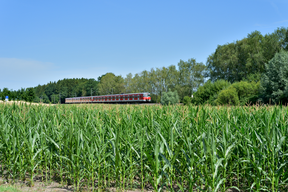 Zu Zeit verkehren an Wochenenden auch Triebzüge der BR 420 auf der S2 Erding - München - Petershausen/Altomünster. So konnte ein derartiges Doppelgespann, geführt von 420 470-7, am Sonntag, dem 09.07.17, in Poing verewigt werden.