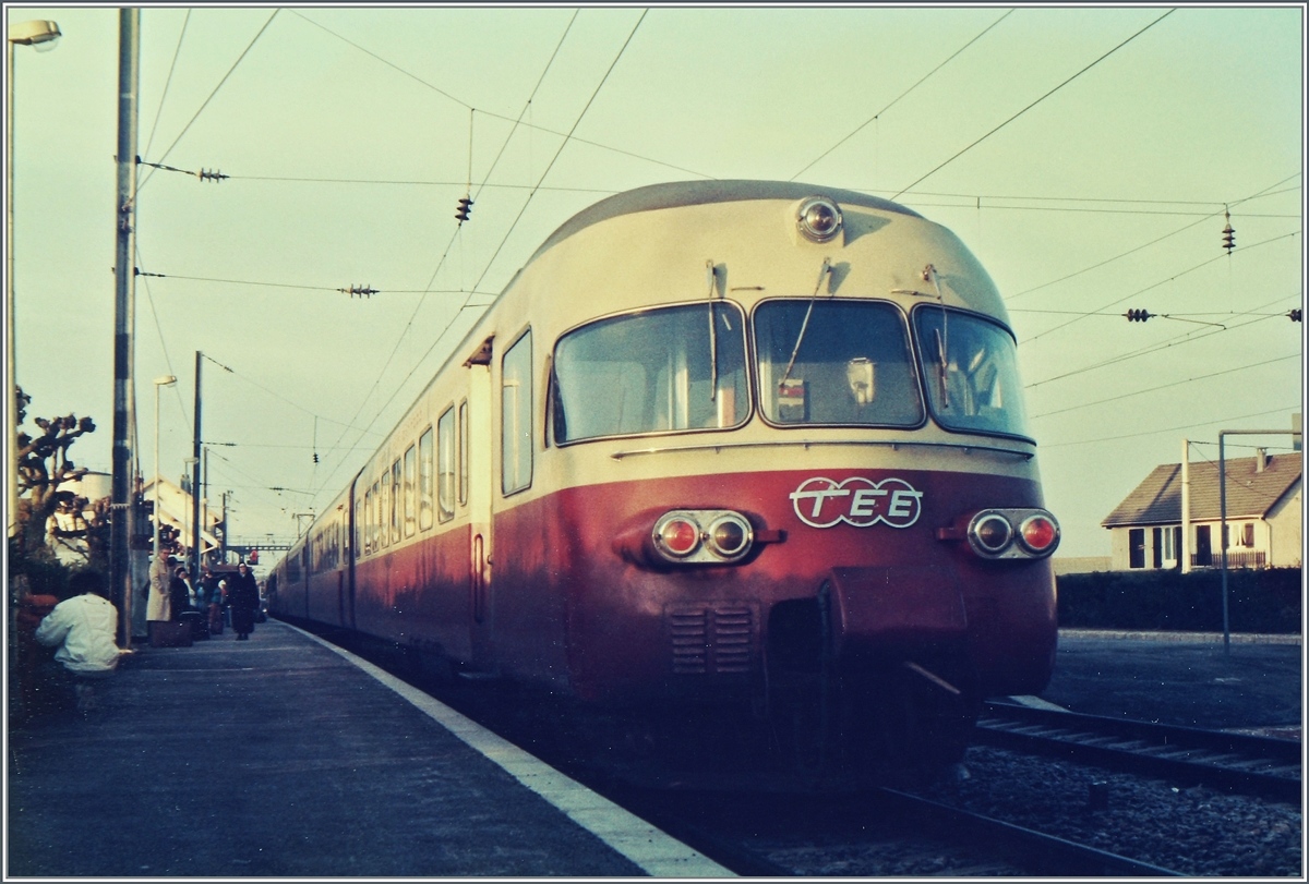 Zürich - Milano als TEE Gottardo und, wie hier zu sehen TGV - Anschlusszüge (auch für Reisede 2. Klasse) gehörten zu den letzten Einsatzgebiete der RAe TEE II Zügen, bevor sie umgebaut und umlackiert wurden. 
Dieses Analog Bild entsatand in Frasne (F) am 5 Feb. 1985