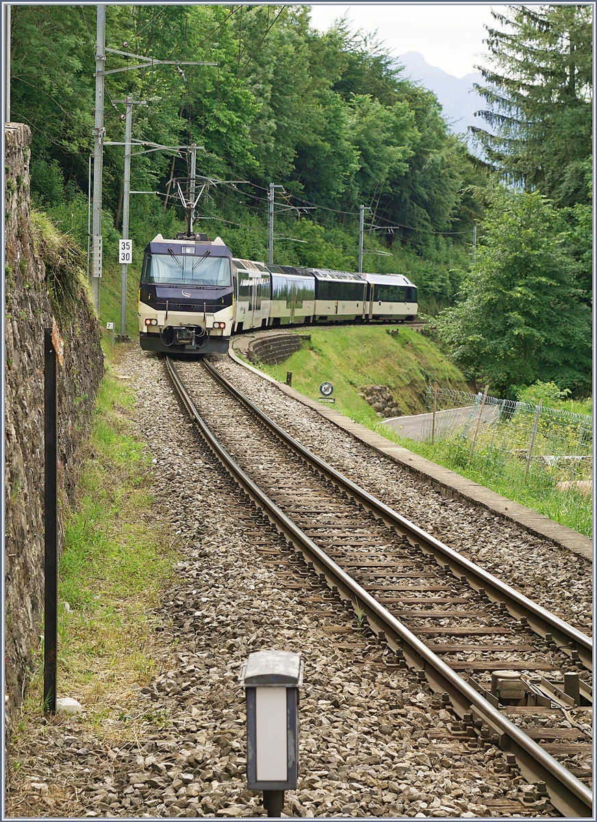 Zugkreuzung des MOB PE 2115 Zweisimmen - Montreux und des Gegenzugs PE 2122 in Chamby: Nochmals ein Bild des MOB Panoramic Express PE 2115 nun in seiner gesamten Länge bei der Ausfahrt in Chamby. 

13. Juni 2020