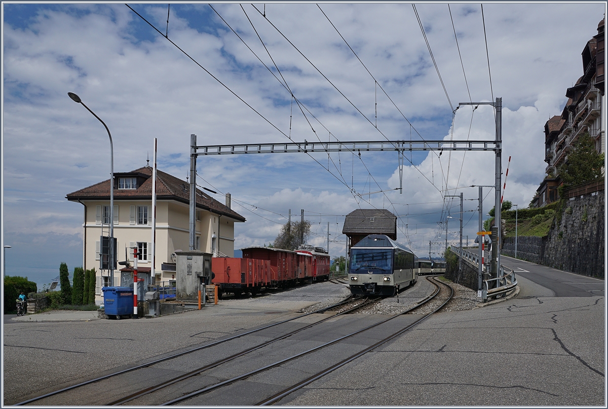 Zugkreuzung des MOB PE 2115 Zweisimmen - Montreux und des Gegenzugs PE 2122 in Chamby: Der MOB Panoramic Express PE 2115 wartet in Chamby auf den Gegenzug. Links im Bild der Rhb ABe 4/4 35 und Güterwagen der Blonay-Chamby Bahn. 

13. Juni 2020