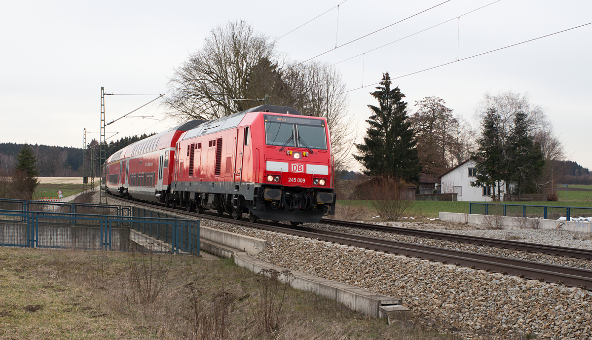 Zum gewohnten Bild auf der KBS 940 München - Mühldorf sind die 4-motorigen Dieselloks, der TRAXX-Bauart; als BR 245 bezeichnet; geworden.

245 009-6 konnte am Rande Markt Schwabens mit einem Dosto-Zug nach Mühldorf am 05.03.16 fotografiert werden.