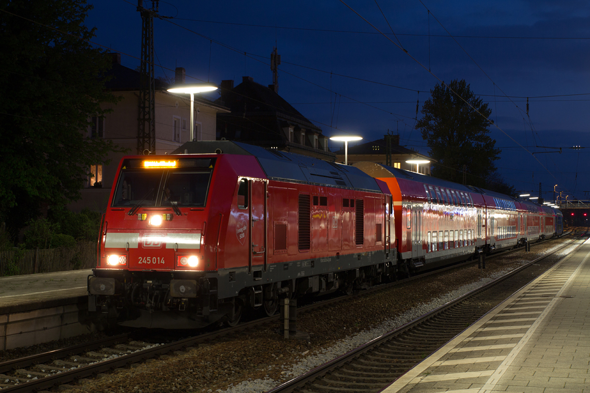 Zur Blauen Stunde wurde 245 014-6 mit ihrem Doppelstockzug von München Hbf nach Mühldorf im Bahnhof von Markt Schwaben fotografiert. Am Zugende befindet sich der  Bahnland-Bayern -Doppelstock-Steuerwagen. (20.04.17)