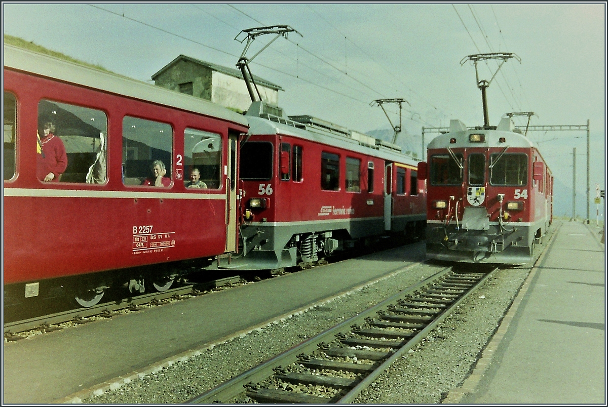 Zwei von ABe 4/4 III geführte Züge kreuzen sich in Alp Grüm. 

Analogbild vom Sept. 1993