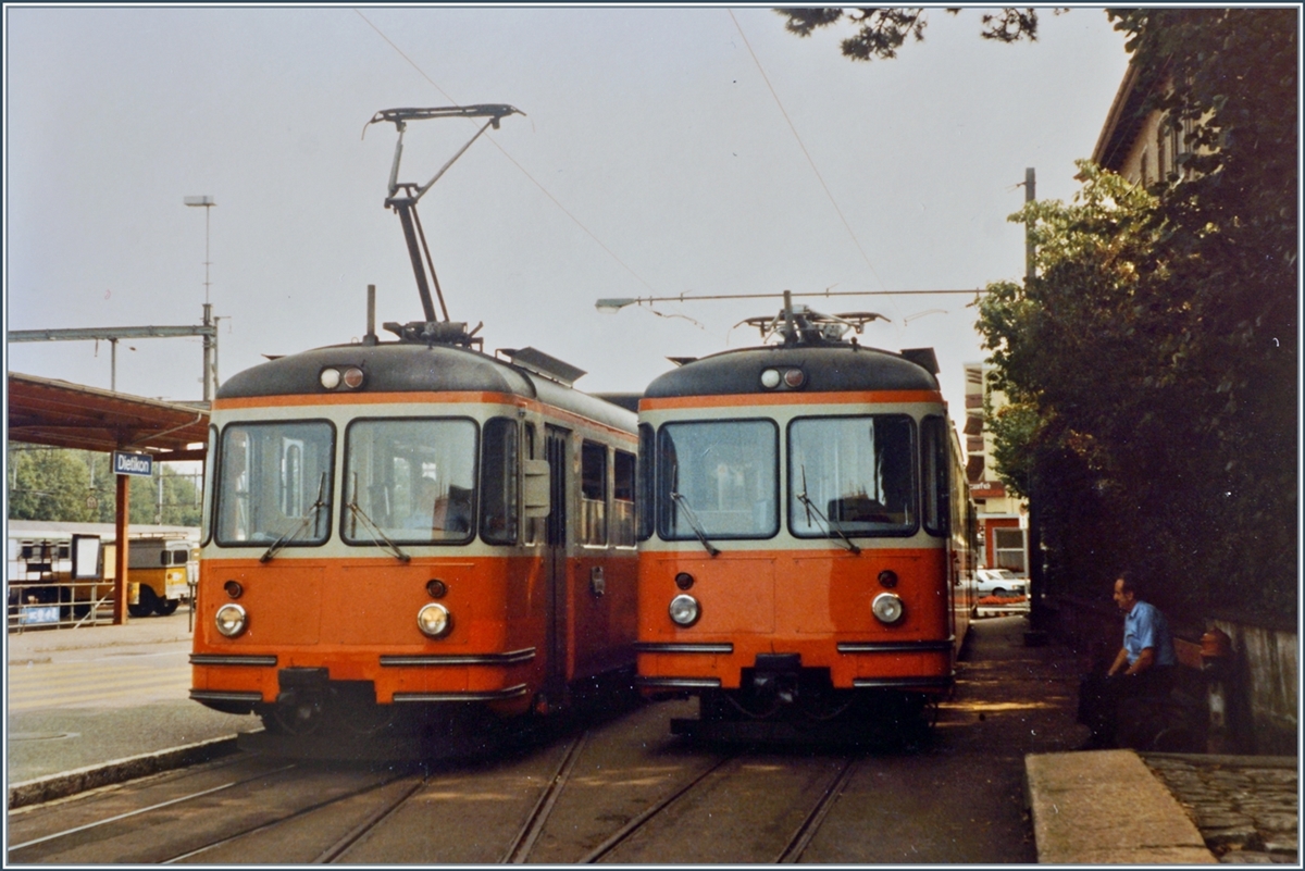 Zwei BD BDe 8/8 Triebzüge stehen in der Zugausgangsstation Dietikon. Der eine ist abgebügelt, dar andere aber wird wohl in einigen Minuten nach Wohlen zurückfahren. Und ganz rechts im Bild ist der Wagenführer des Zuges bei seiner wohlverdienten Pause an diesem heissen Sommertag angedeutet. 

Analogbild vom 25. Juli 1984