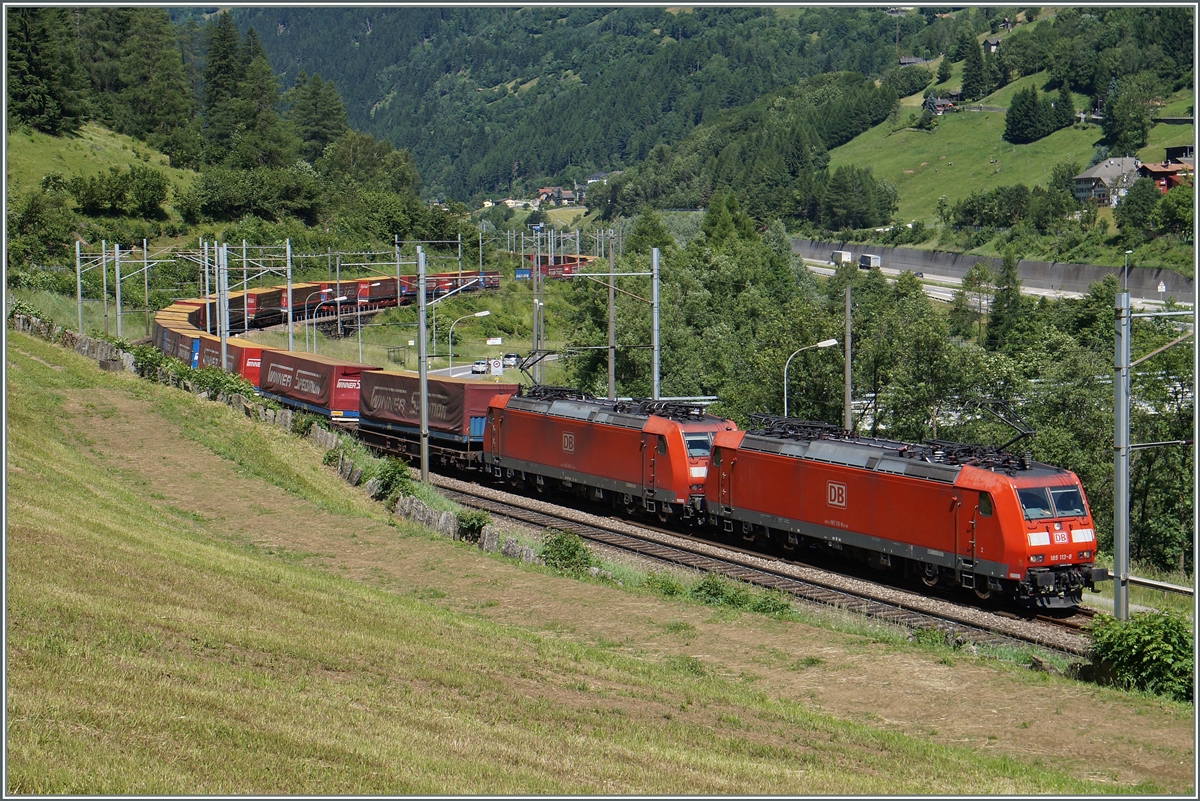 Zwei (bzw. drei) DB 185 führen eine unendlich langen  Winner -Zug bei Rodi Fieso talwärts. 
24. Juni 2015