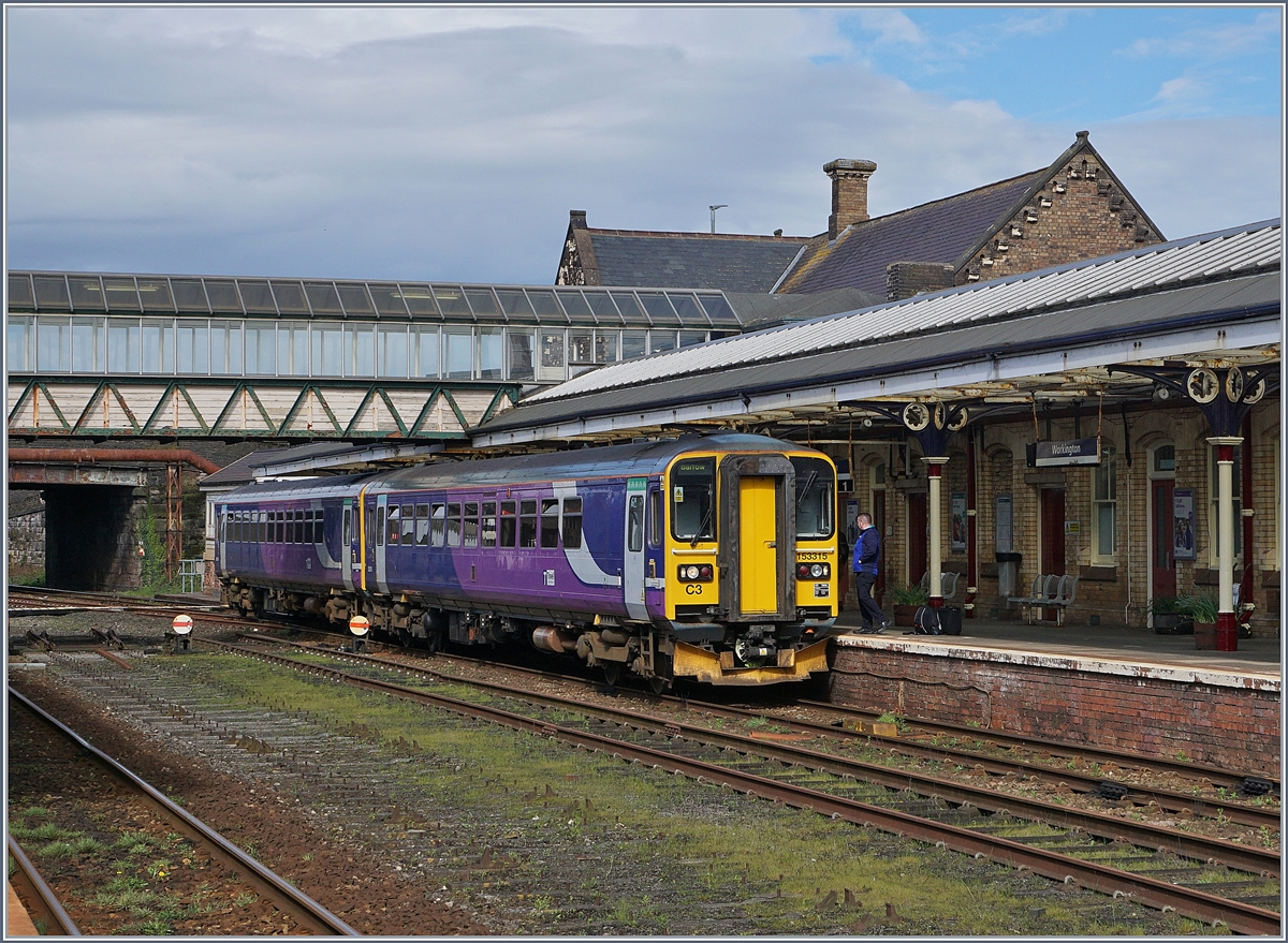 Zwei Class 153 Dieseltriebzüge auf ihrer Fahrt von Carlisle nach Barrow-in-Furness beim Halt im Bahnhof von Workington. 

26. April 2018