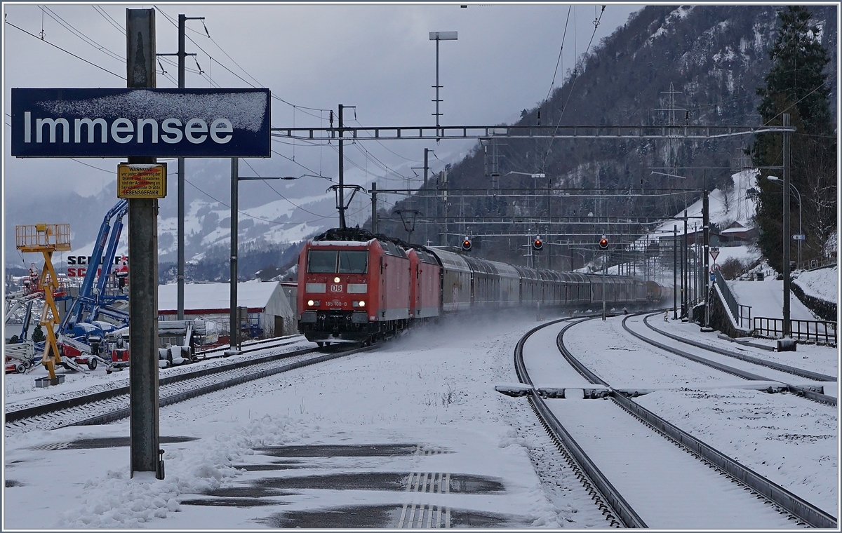 Zwei DB 185 erreichen mit einem Gotthardgüterzug Immensee.
5. Jan. 2017