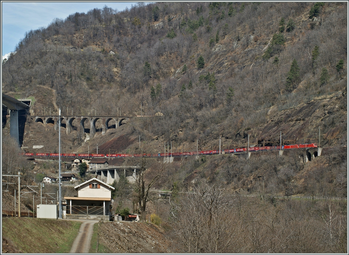 Zwei DB 185 mit dem  Winner -Zug in der Biaschina. 
3. April 2013