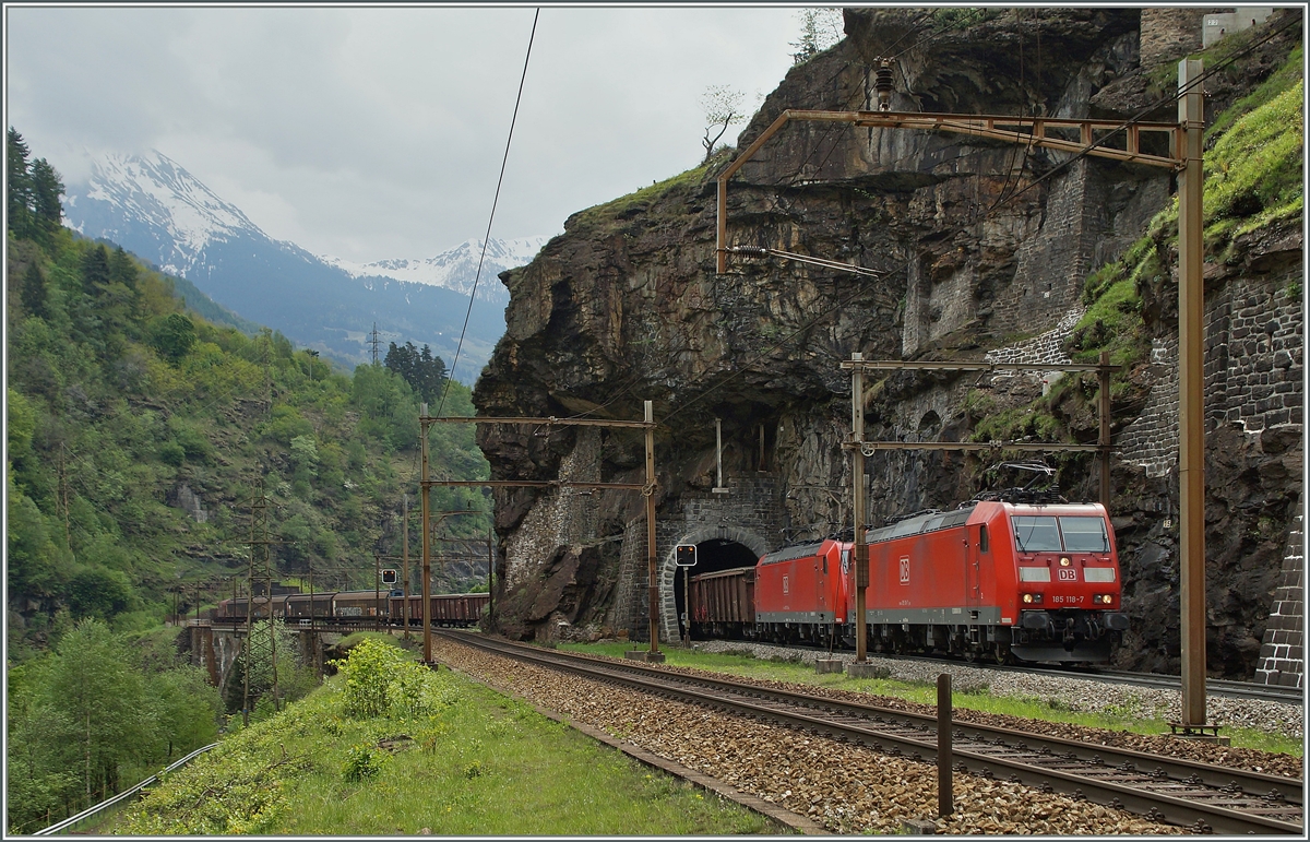 Zwei DB 185 mit einem Güterzug aufder Fahrt Richtung Norden kurz nach Faido.
6. Mai 2014