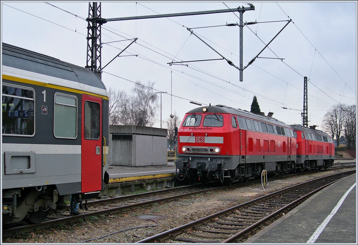 Zwei DB V 218 übernehmen in Lindau einen EC von Zürich zur Weierfahrt nach München.
8. Feb. 2007