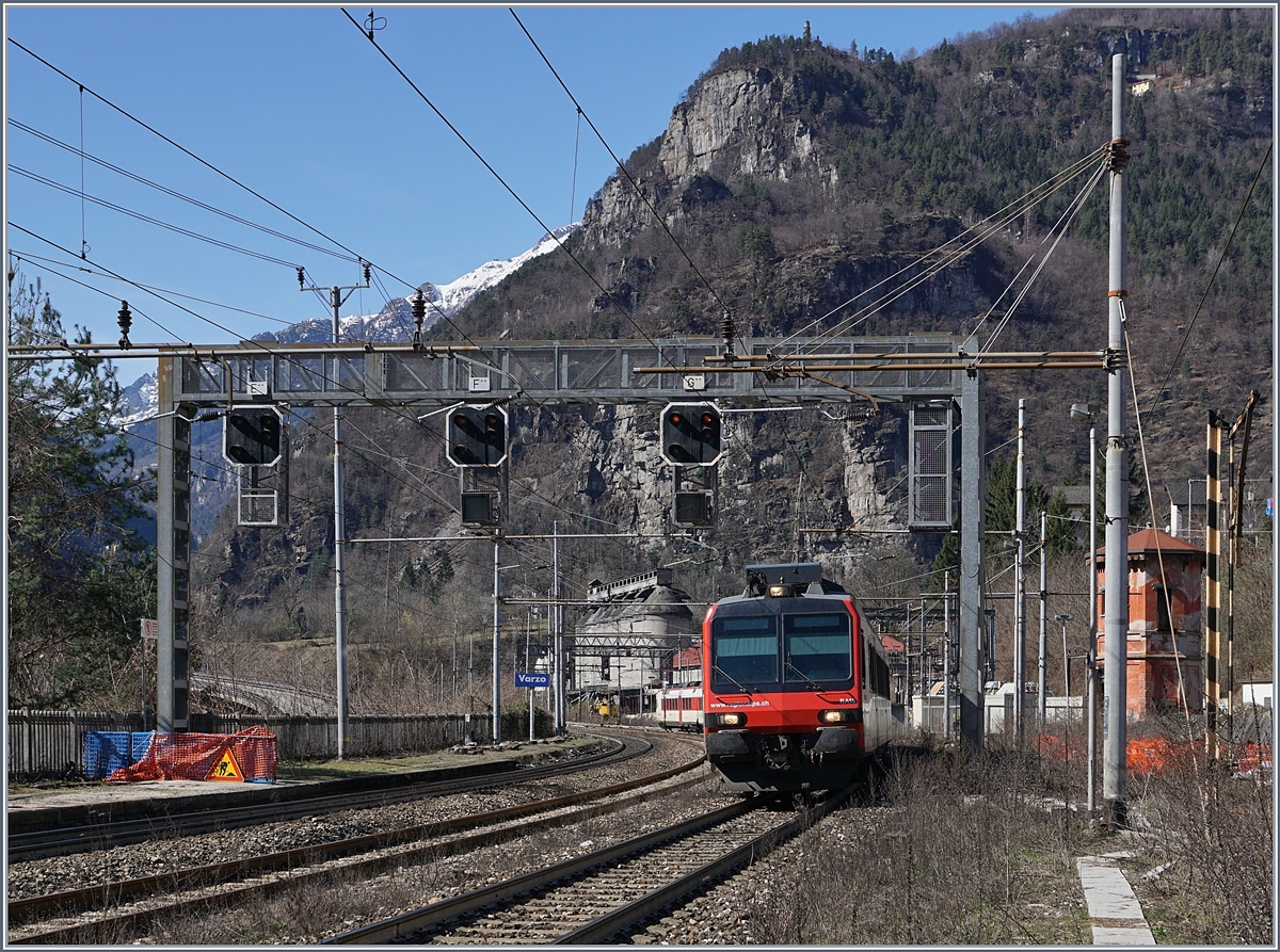 Zwei Domino Regio-Alps Triebzüge auf dem Weg nach Domodossola bei der Durchfahrt in Varzo.
11. März 2017